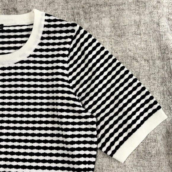 Women’s Black & White Striped Knit Tee Size M Short Sleeve Stylish - Picture 4 of 5